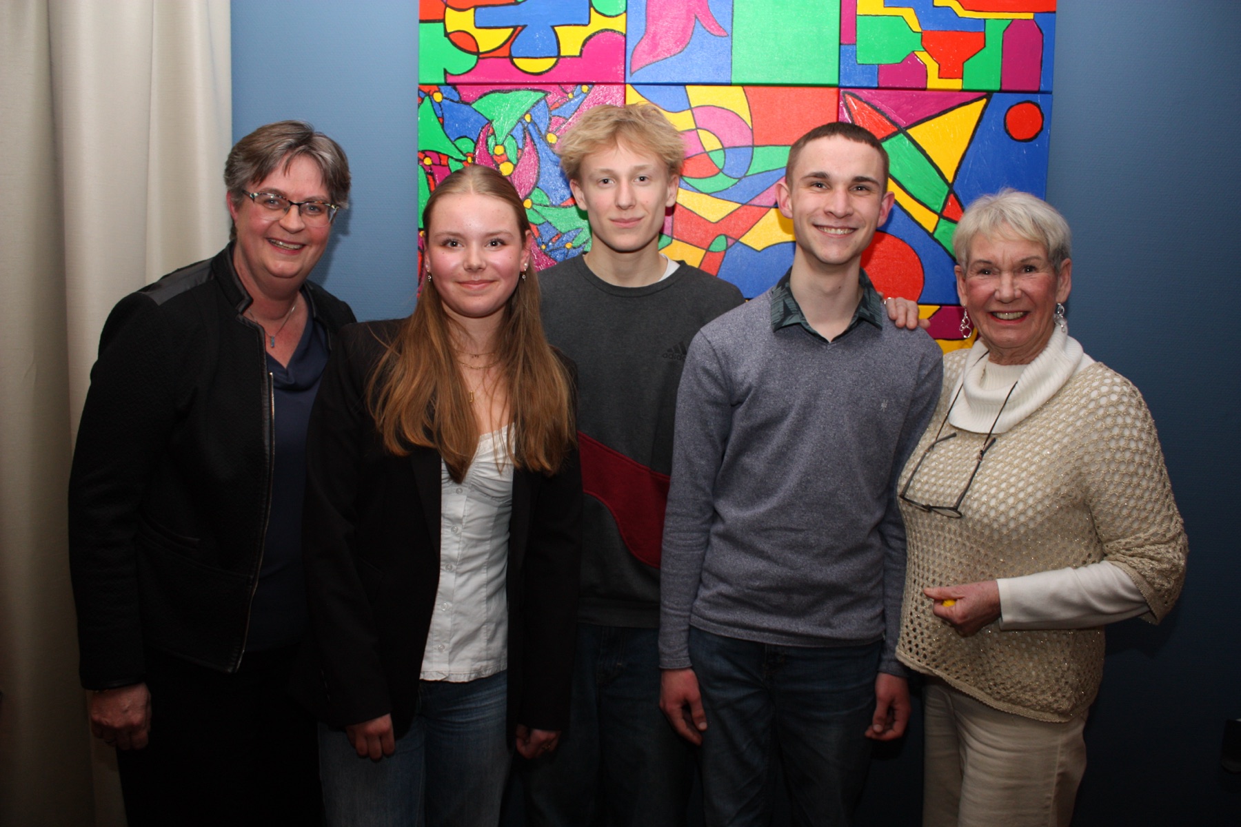 Jeugdcommissie voorzitter Remco Ulenbelt met deelnemers Odd Fellows Jeugdprijs