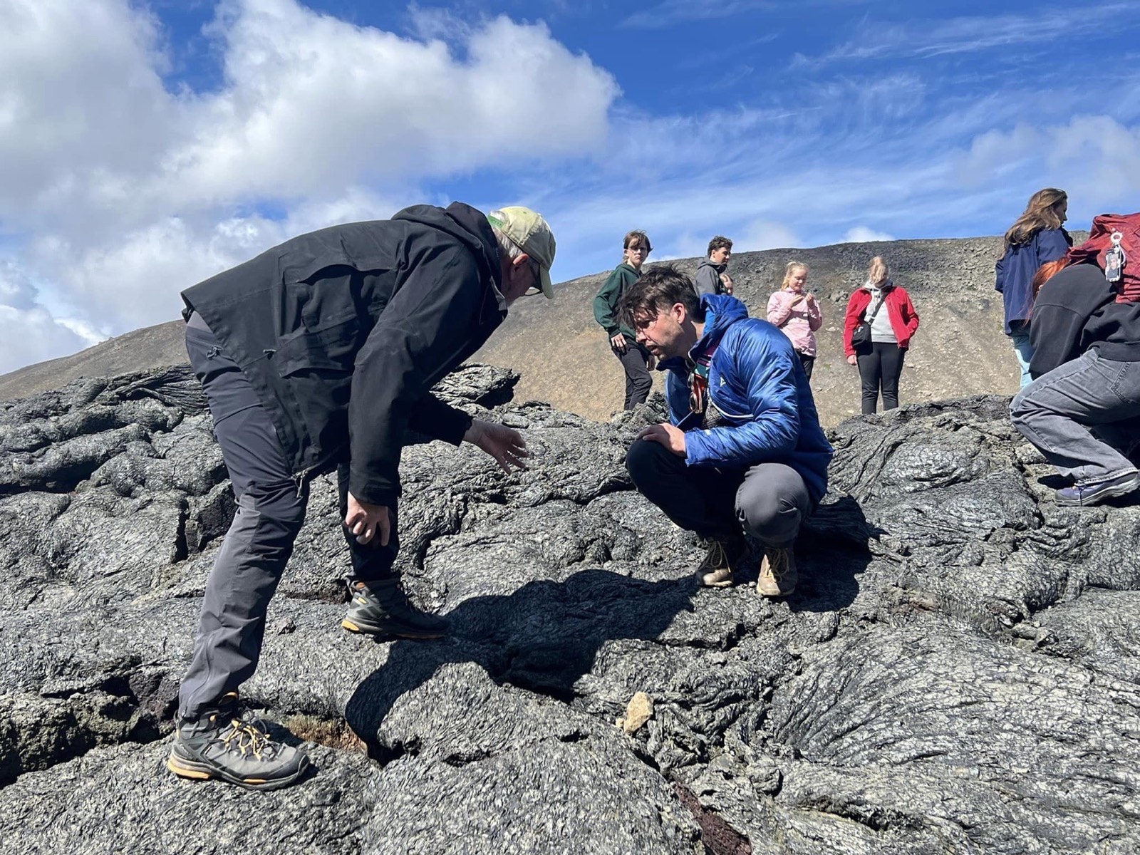 Delegates leren over de lavagesteentes in IJsland
